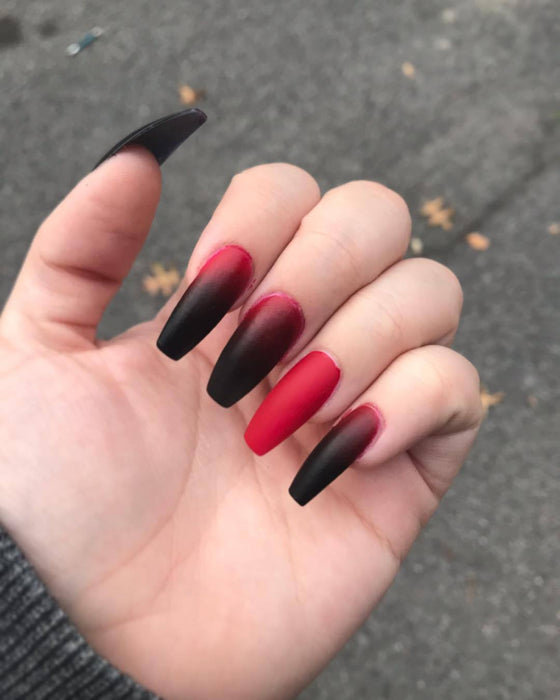 Với kỹ thuật ombre đầy tinh tế và sắc đen đậm chất lừ, các mẫu nail hiện đại sẽ khiến bạn phải tán thưởng. Nhanh tay đến ngay cửa hàng nail của chúng tôi để khám phá những thiết kế nail độc đáo và sáng tạo nhất.
