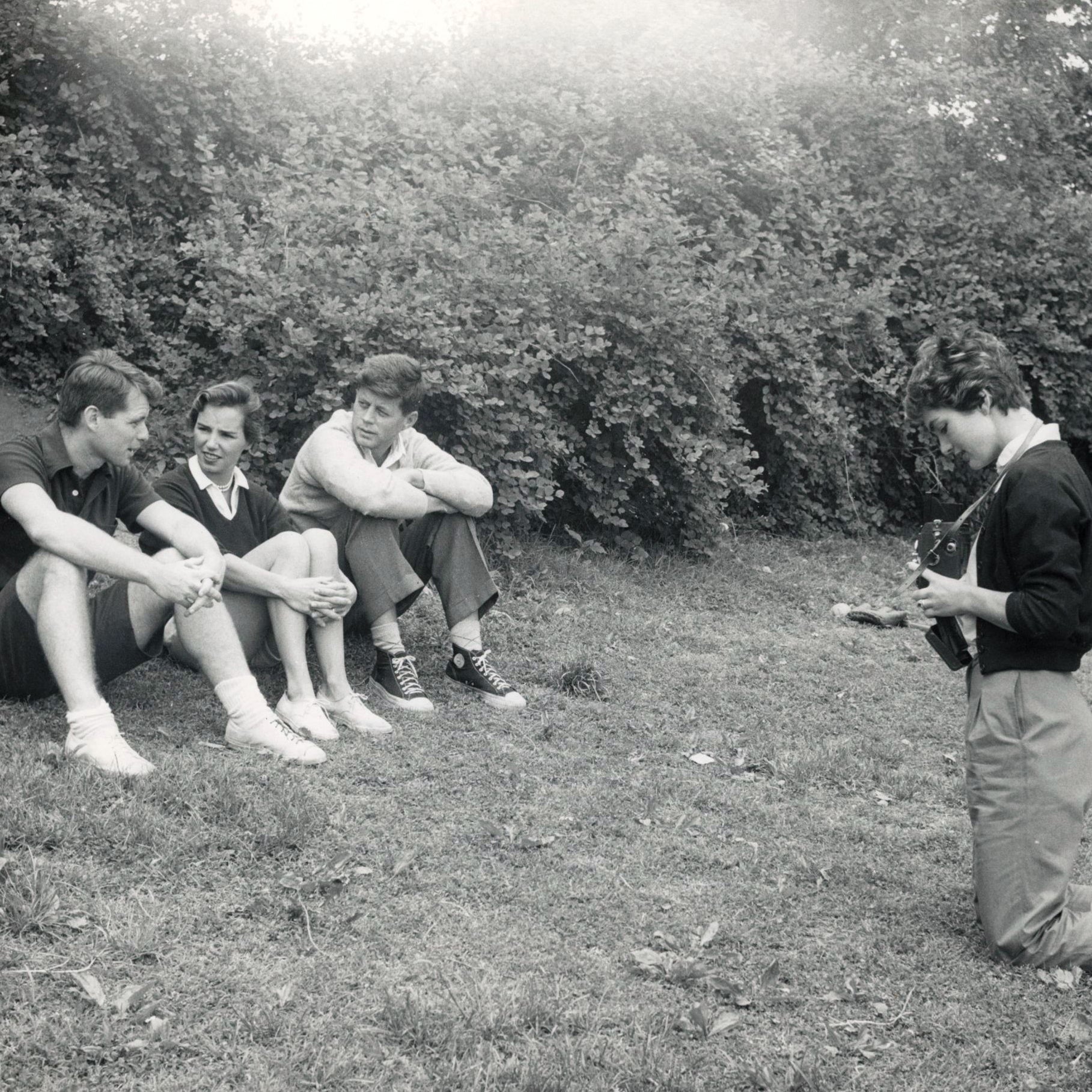 KENNEDY FAMILY: JOHN F. KENNEDY (JFK), JACKIE, ROBERT & ETHEL KENNEDY - VINTAGE PHOTOGRAPH