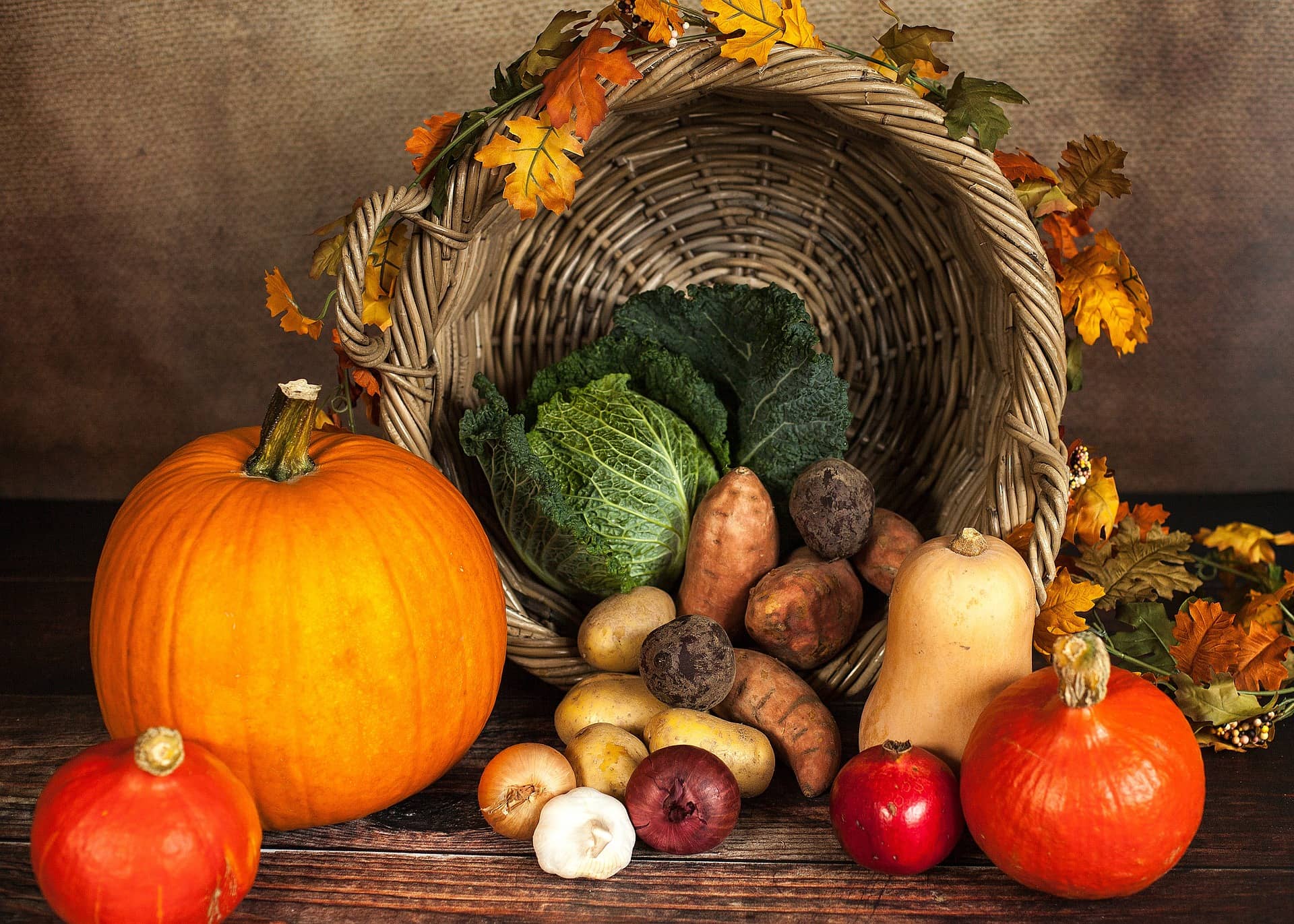 Herbstlicher Korb mit Lebensmitteln