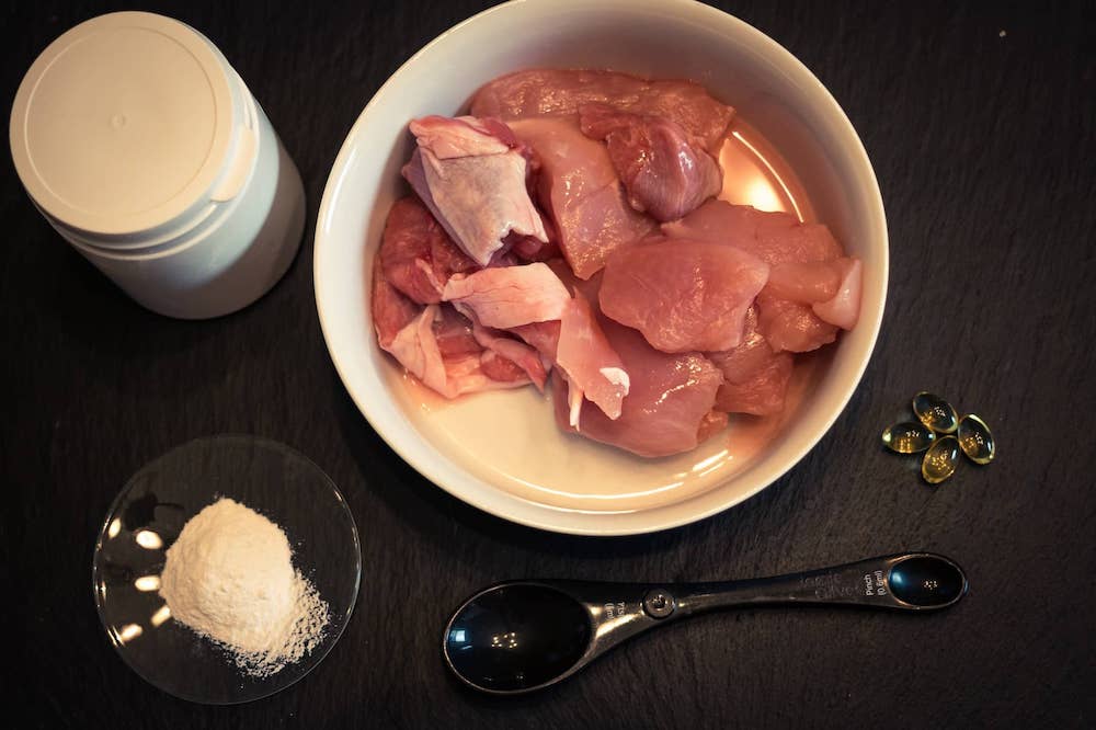 Rohes Fleisch in einer Schüssel und Ergänzungsmittel