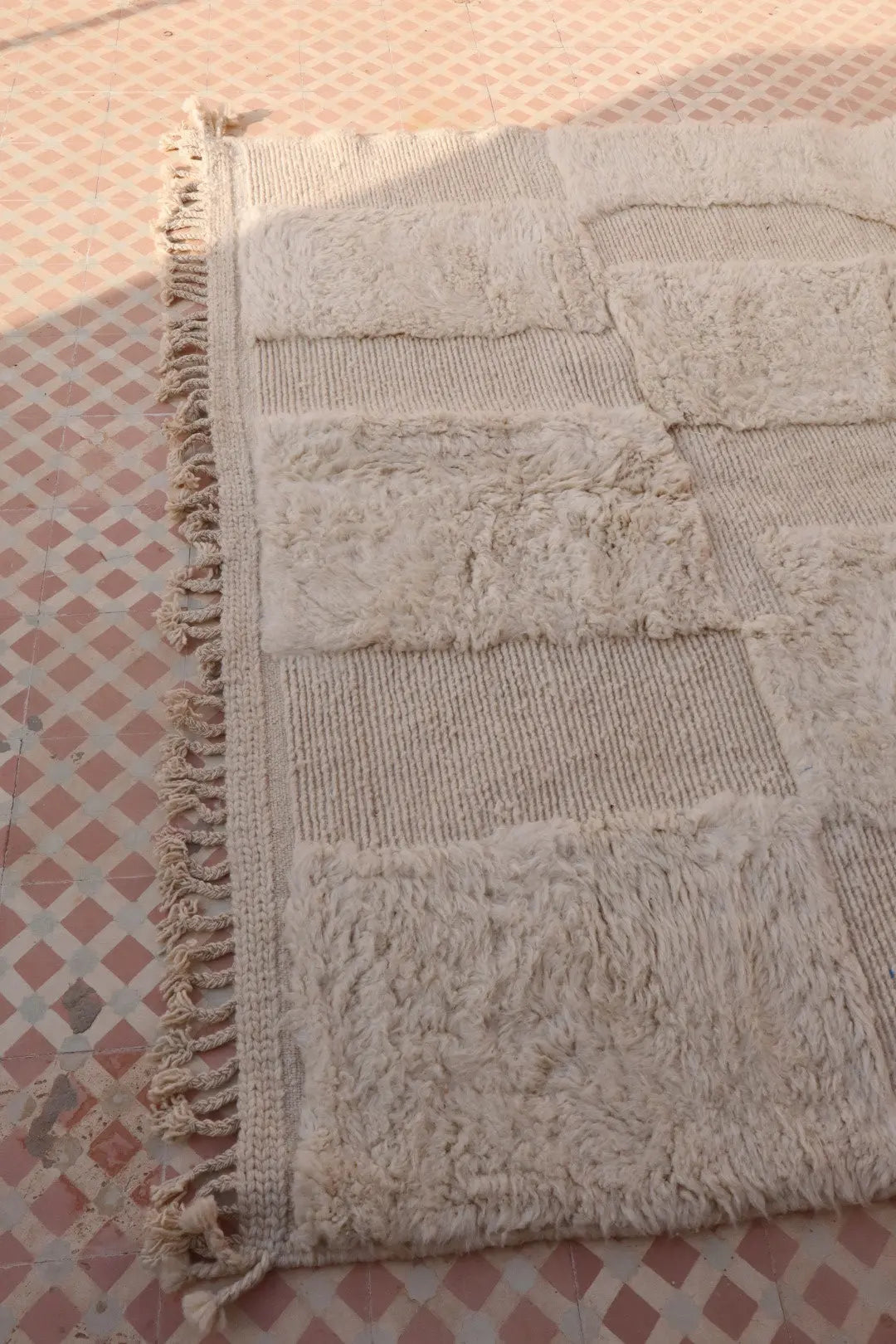 Tapis Berbère Béni Ouarain Blanc Moderne à Motifs Abstrait en Relief- 302 x 207 cm Néda