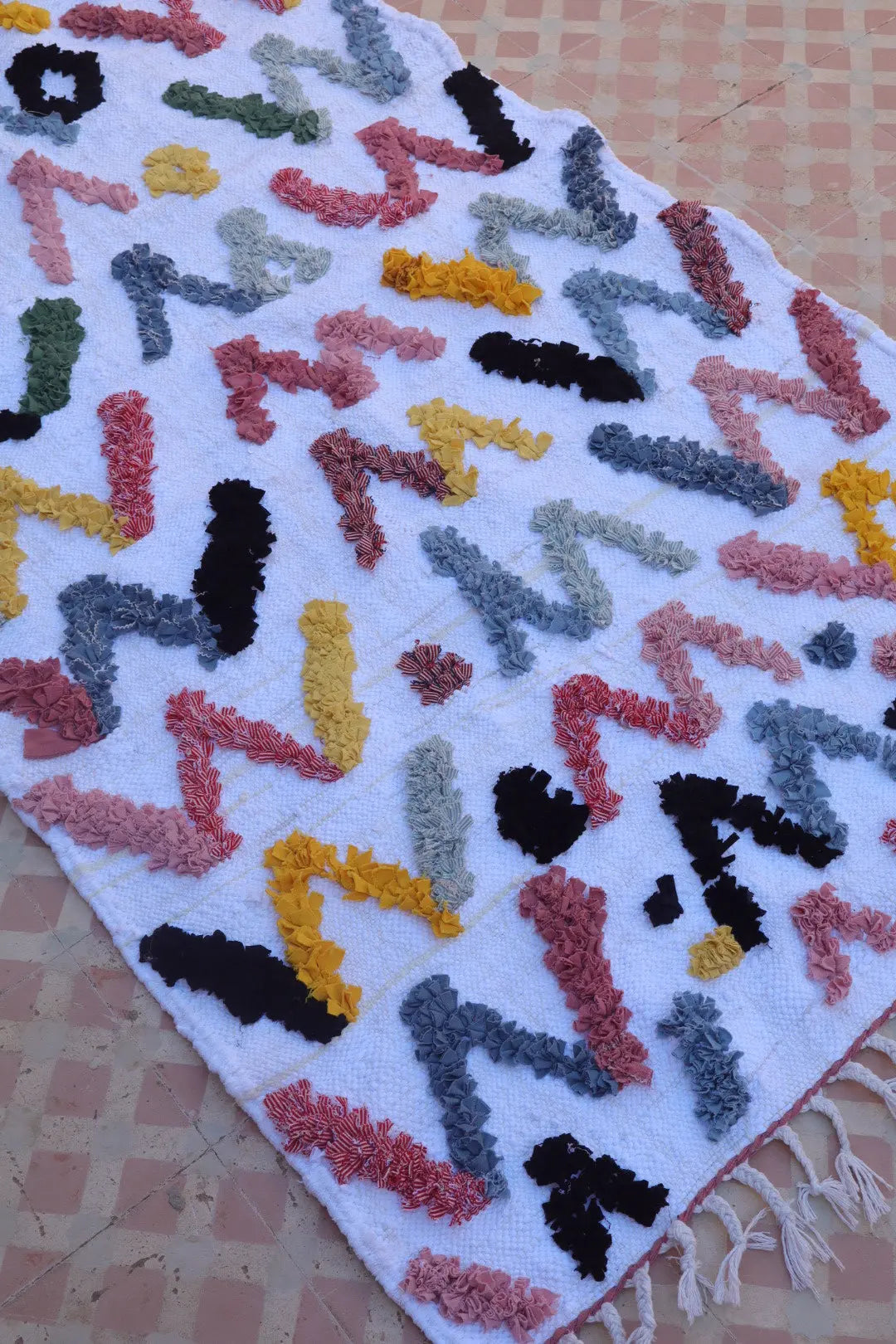 Tapis marocain Boucherouite avec design géométrique, fait main en coton recyclé. Une pièce bohème et lavable. Tapis berbère en coton tapis lavable tapis Boucherouite blanc