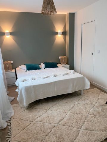 Décoration chambre cosy et design avec tapis berbère blanc couleur unie
