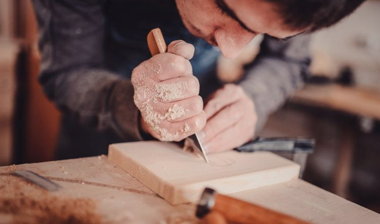 Técnicas de tallado en madera para principiantes y profesionales.