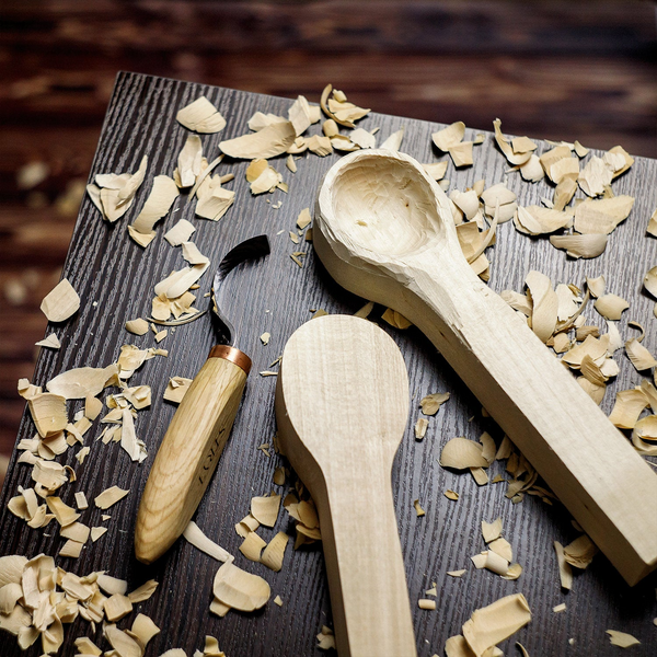 Starting your carving with hook knife