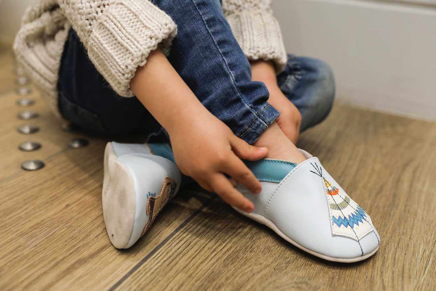 Die Kindergarten-Schuhe können bequem vom Kind selbst angezogen werden