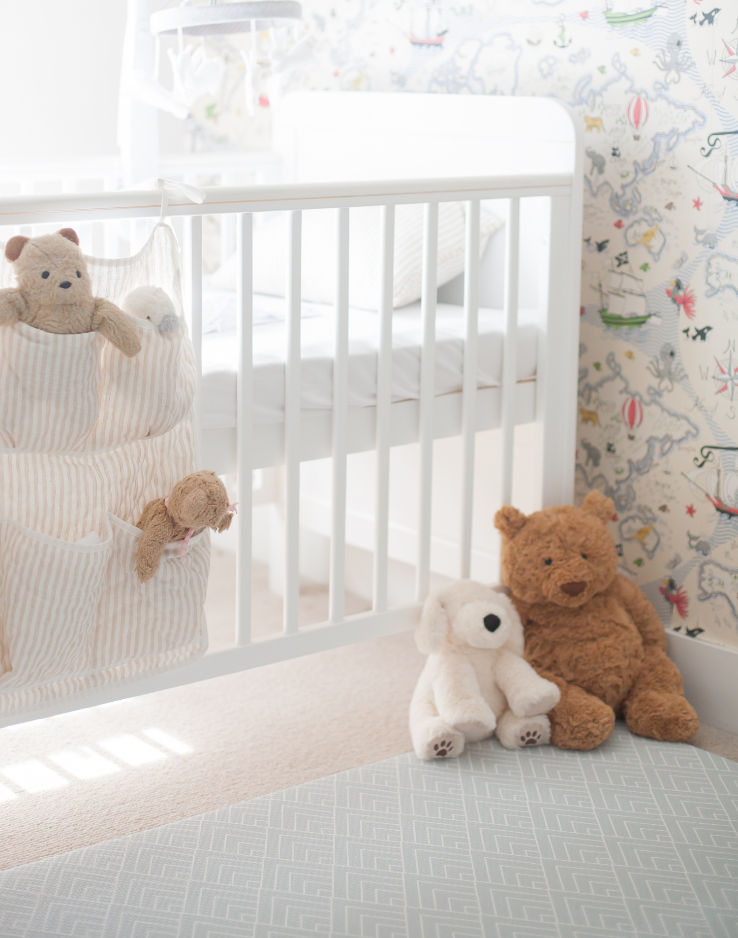 baby neutral nursery decor