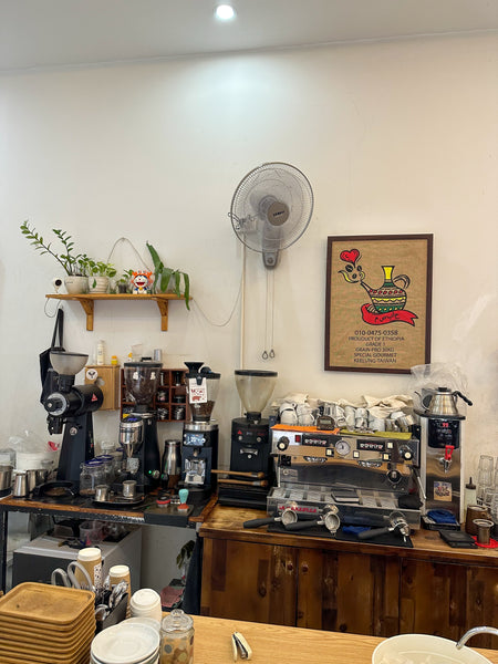 ベトナムのカフェ。店内にはエスプレッソマシン、ドリッパー、なんとグラインダーが４台