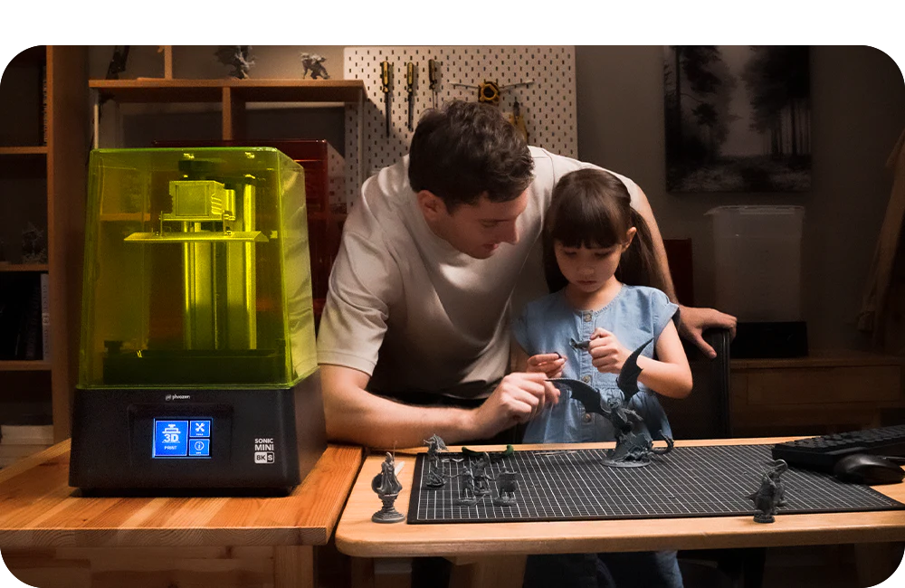 一位父親和他的女兒正在一起使用Sonic Mini 8K S