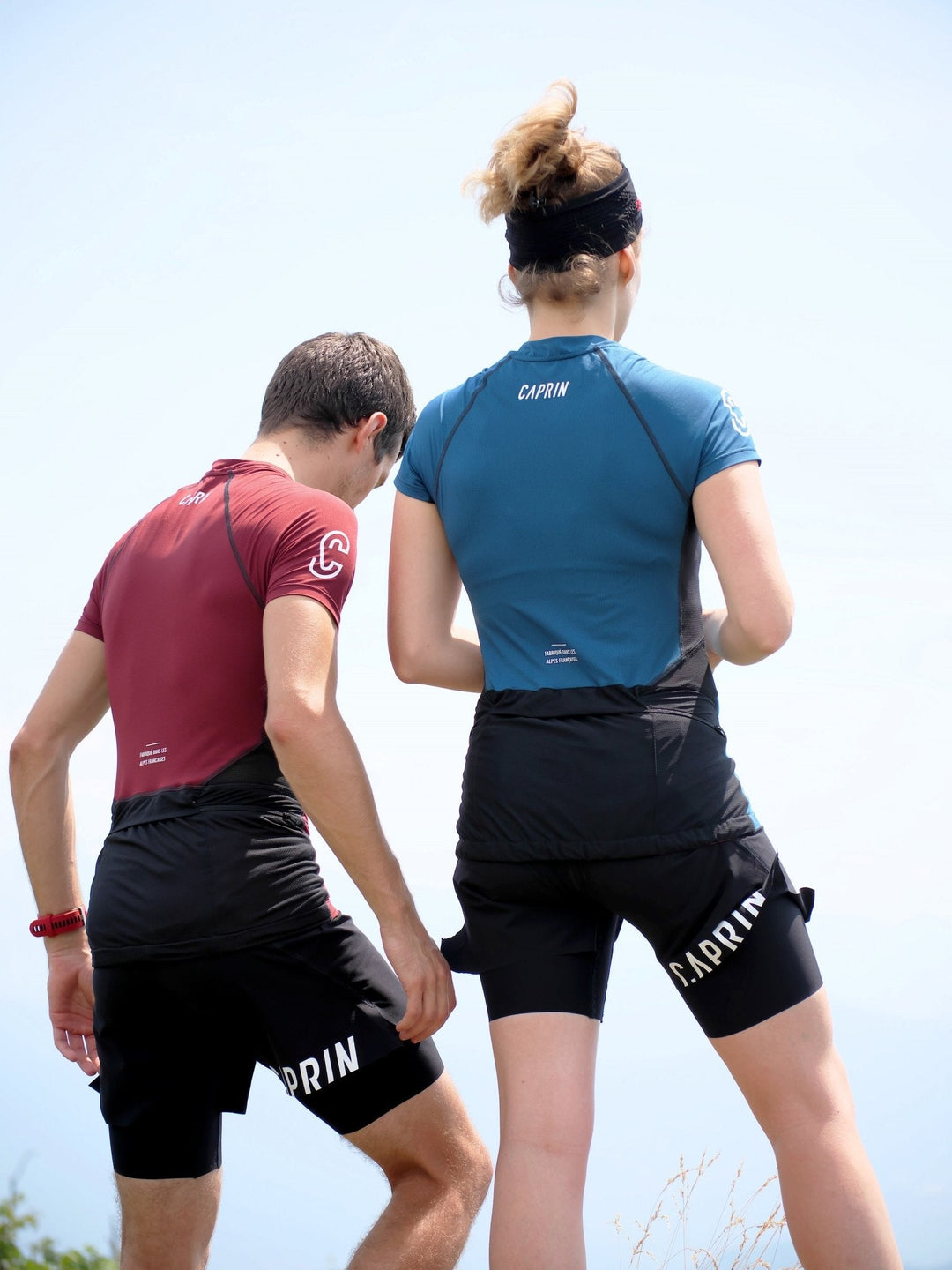 Maillot de trail avec 5 poches ouverture avec zip latéral pour femme et homme par Caprin vue de dos