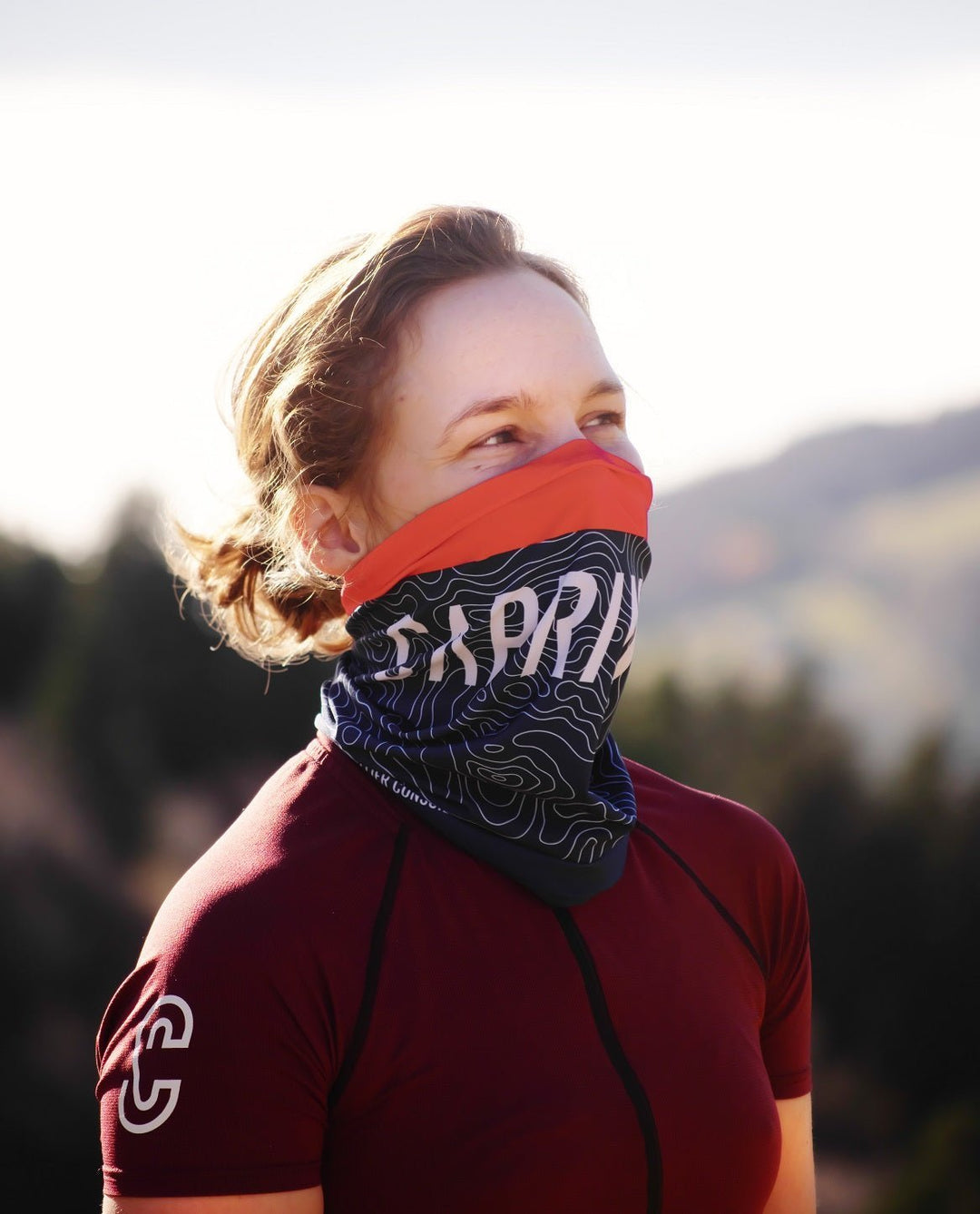 Photo du tour de cou pour le run et le trail par Caprin porté par une femme