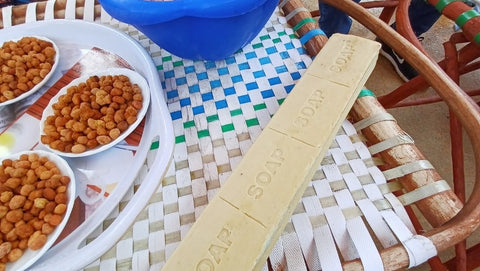 Seife und Erdnüsse aus der Produktion der Nuru Group