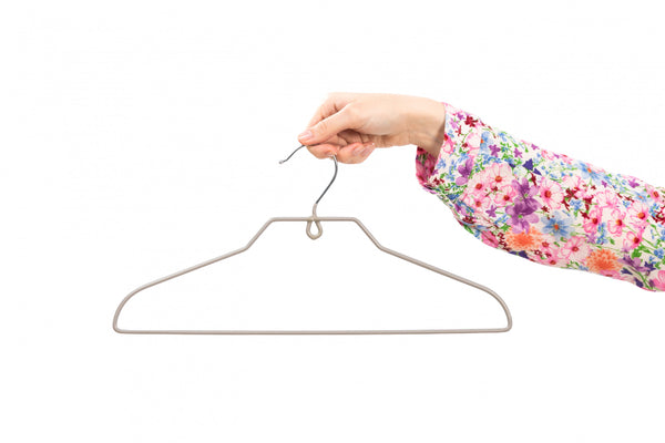 <a href="https://fr.freepik.com/free-photos/front-view-woman-hand-woman-shirt-designed-colorful-flowers-holding-money-hanging-white_9368221.htm#query=hangers %20dishes&position=1&from_view=search&track=ais">Image by KamranAydinov</a> on Freepik