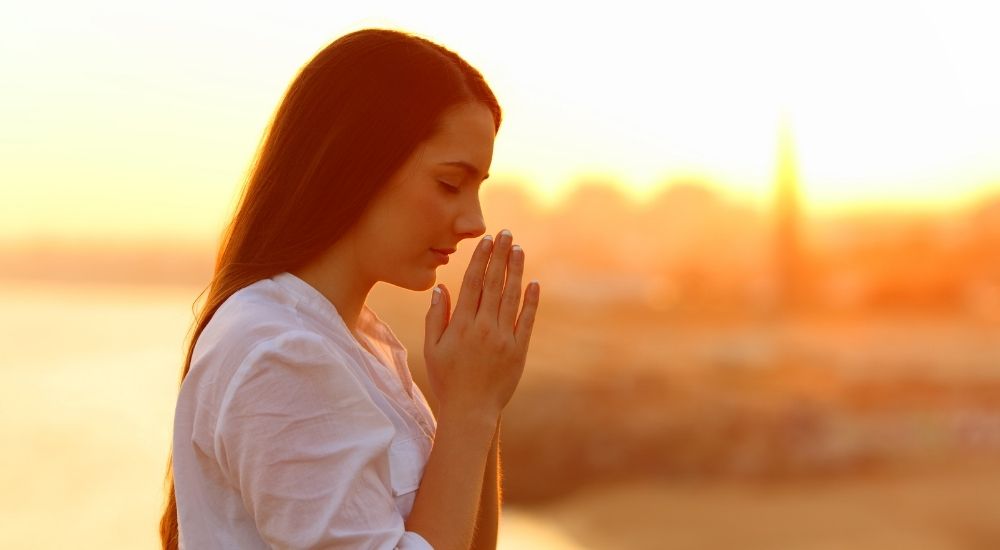 Femme fait une prière pour avoir de l'argent à effet immédiat