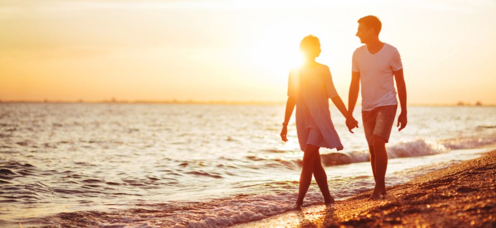 Couple au bord de la mer flamme jumelle