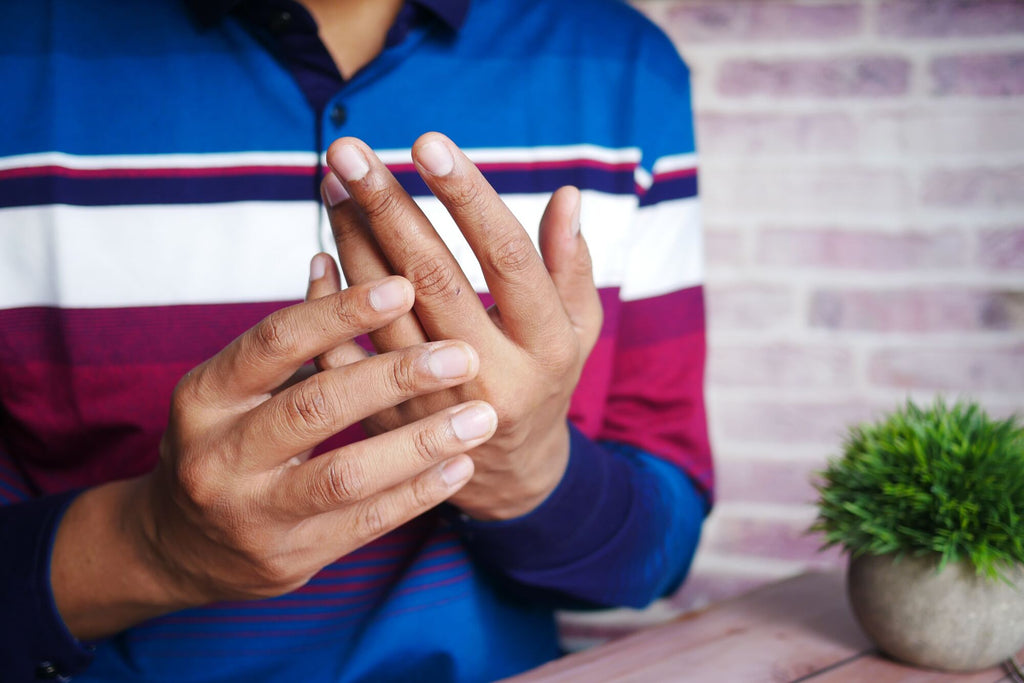 Douleurs à la main liées à l'arthrite