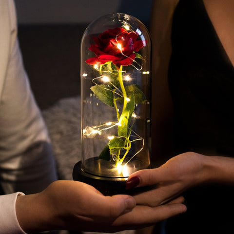 róża w szklanej kopule z lampkami LED
