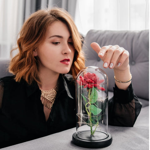 Czerwona róża w szklanej kopule - piękny prezent dla niej