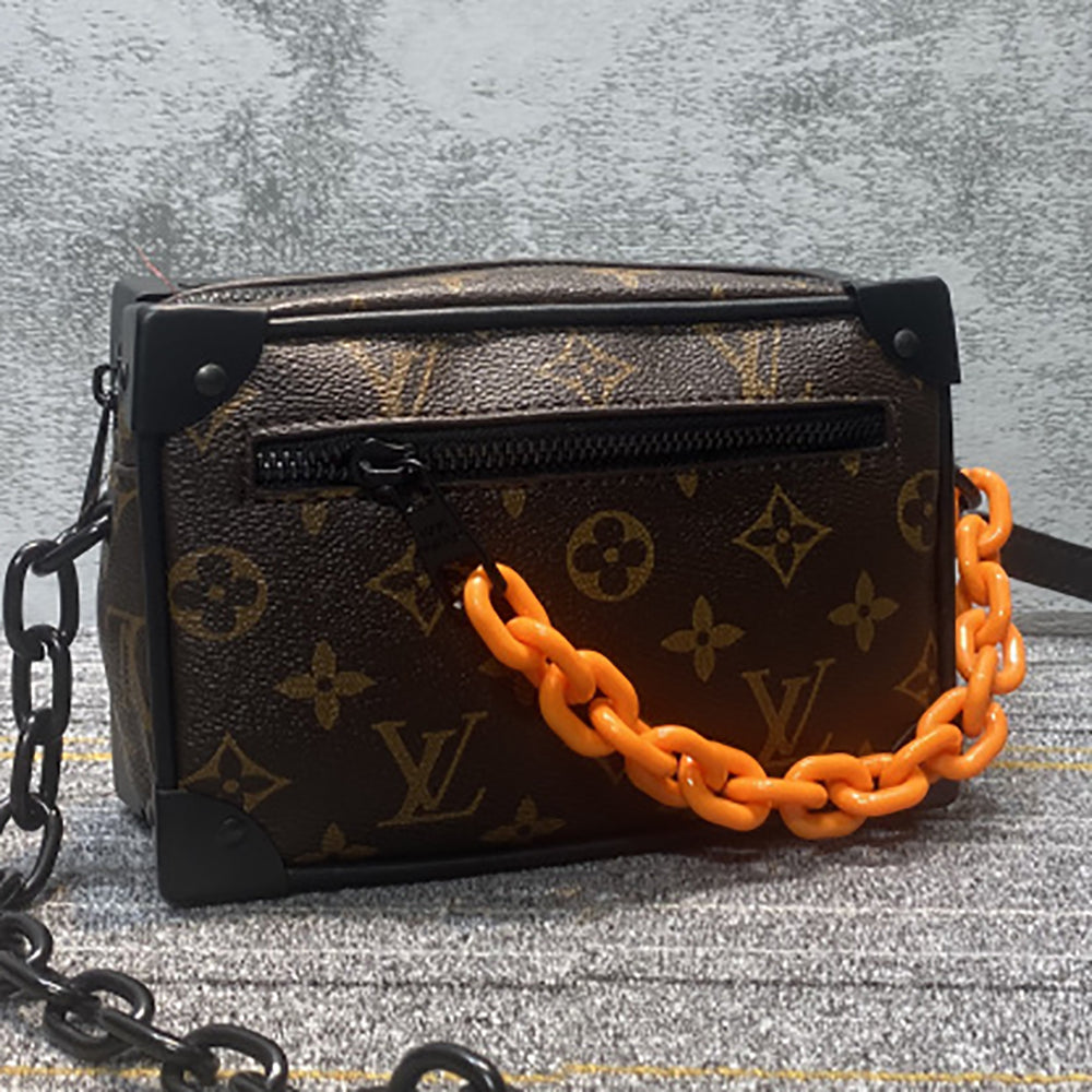 LV Louis Vuitton New Retro Ladies Letter Chain Cosmetic Bag Shou