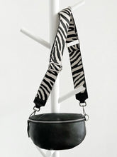 Crossbody Bag mit Gurt Zebra schwarz