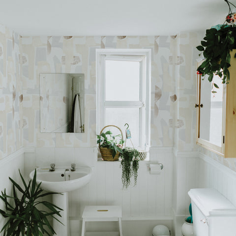 Vanilla Girl trend - geometric wallpaper in a bathroom