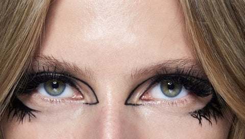  Le tecniche di trucco occhi più in voga, dai social alle passerelle, hanno per protagonista l'eyeliner e inediti grafismi attorno alle palpebre. L'effetto è quello sempre ricercatissimo degli "occhi da gatto"