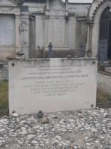 מצבה בקבר של דון יצחק אברבנאל בפדובה