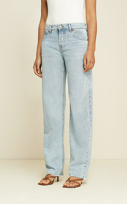 Lois-W-FG_0002_20230706_LOIS JEANS96 3218�LAIA EDGE�7235�SOFT AMAZON BLEACH0515.jpg__PID:09ca6f75-04e1-4ff5-93a3-cda381a43aa1