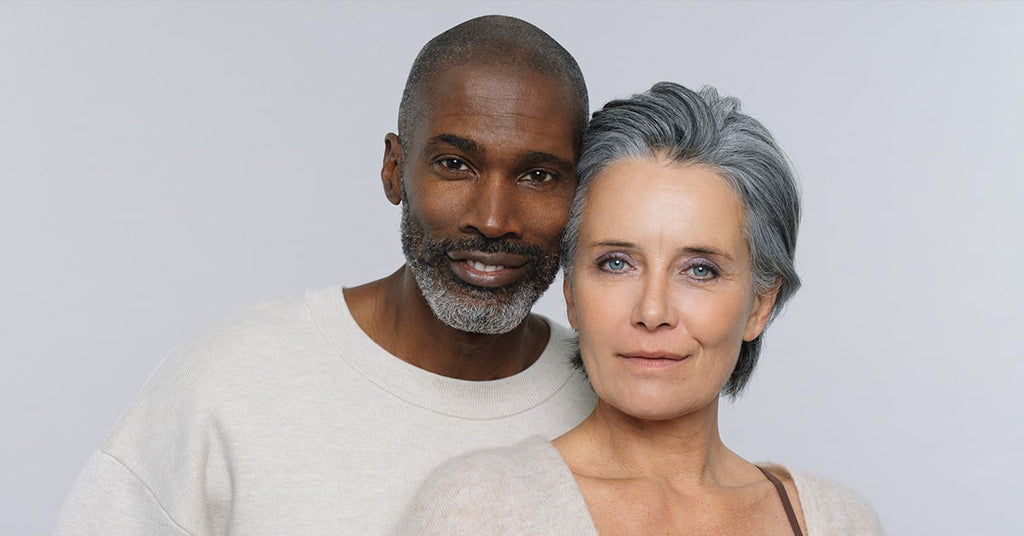Ältere Frau und Mann mit jugendlichem Teint