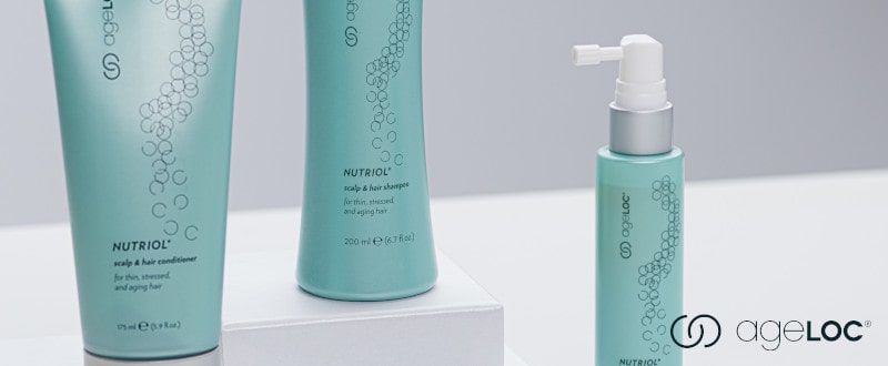 ageLOC Nutriol Shampoo, Serum und Conditioner Tube stehen in steriler Umgebung auf kleinen weißen Podien.