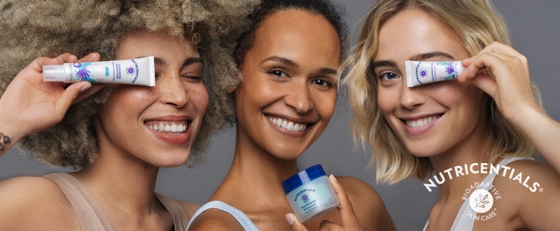 Drei junge Frauen mit strahlender Haut halten lächelnd unterschiedliche Produkte der Nutricentials Reihe in den Händen. Unter anderem die Complexion Protection Daily Mineral Sunscreen.