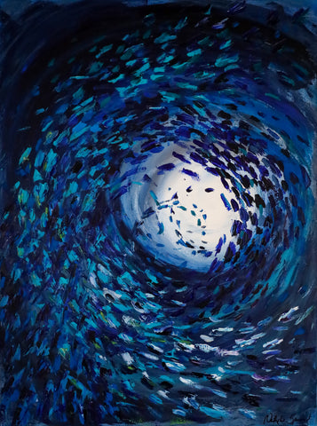 peinture sur toile au fond bleu laissant entrevoir un halo de lumière et un banc de poisson en mouvement circulaire