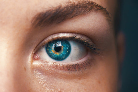 femme oeil bleu