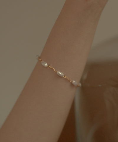 Baroque-Pearl-_-Narrow-Chain-Bracelet