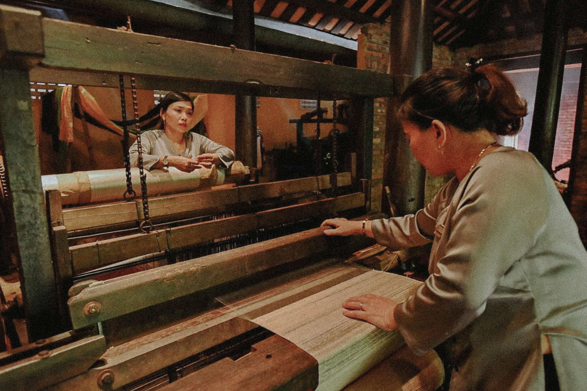 weaving-silk-process