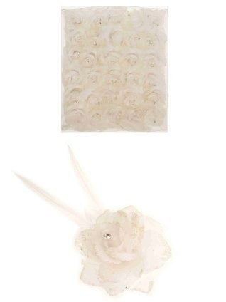 Witte bloem op speld als feest corsage