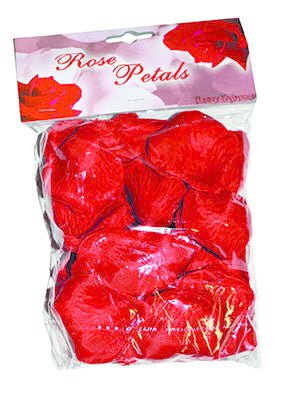 Zak met rode rozenblaadjes voor een bruiloft
