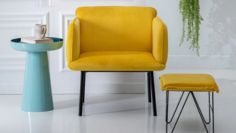 OTTOMAN DE TERCIOPELO AMARILLO CON PATAS DE METAL NEGRO de BUDWING