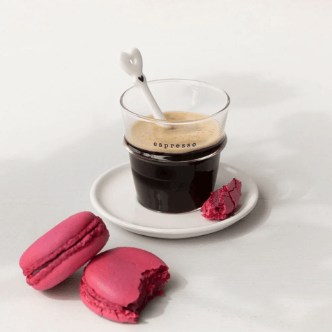 Espresso Glas mit Unterteller und pinken Macarons