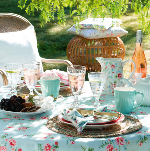 Greengate gedeckte Tafel mit Geschirr in weiss und türkis