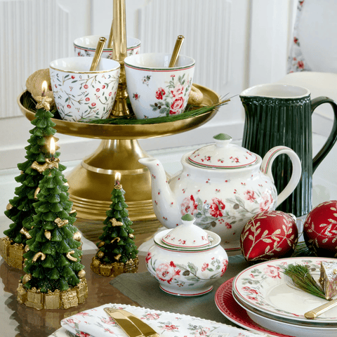 Gedeckte Tafel mit dem Geschirr von Greengate passend zu Weihnachten