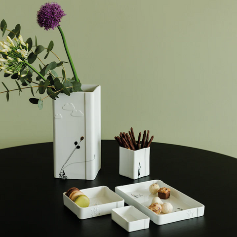 Weisse Vasen und Tabletts von räder design