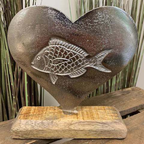 Dekoständer mit einem Herz und Fisch aus Metall und Holz