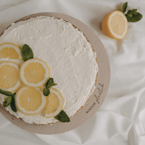 Zitronenkuchen auf dem Kuchenständer aus Holz von Eulenschnitt