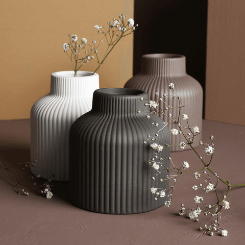 Vasen in weiß, braun, anthrazit mit Schleierkraut von Storefactory