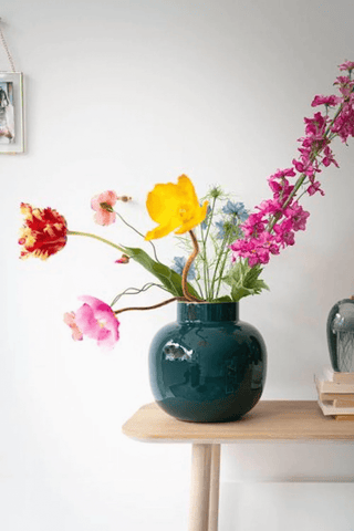 Pip Studio Vase in dunkelgrün aus Metall mit bunten Blumen
