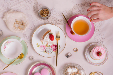 Gedeckter Tisch mit Teetassen und Kuchen