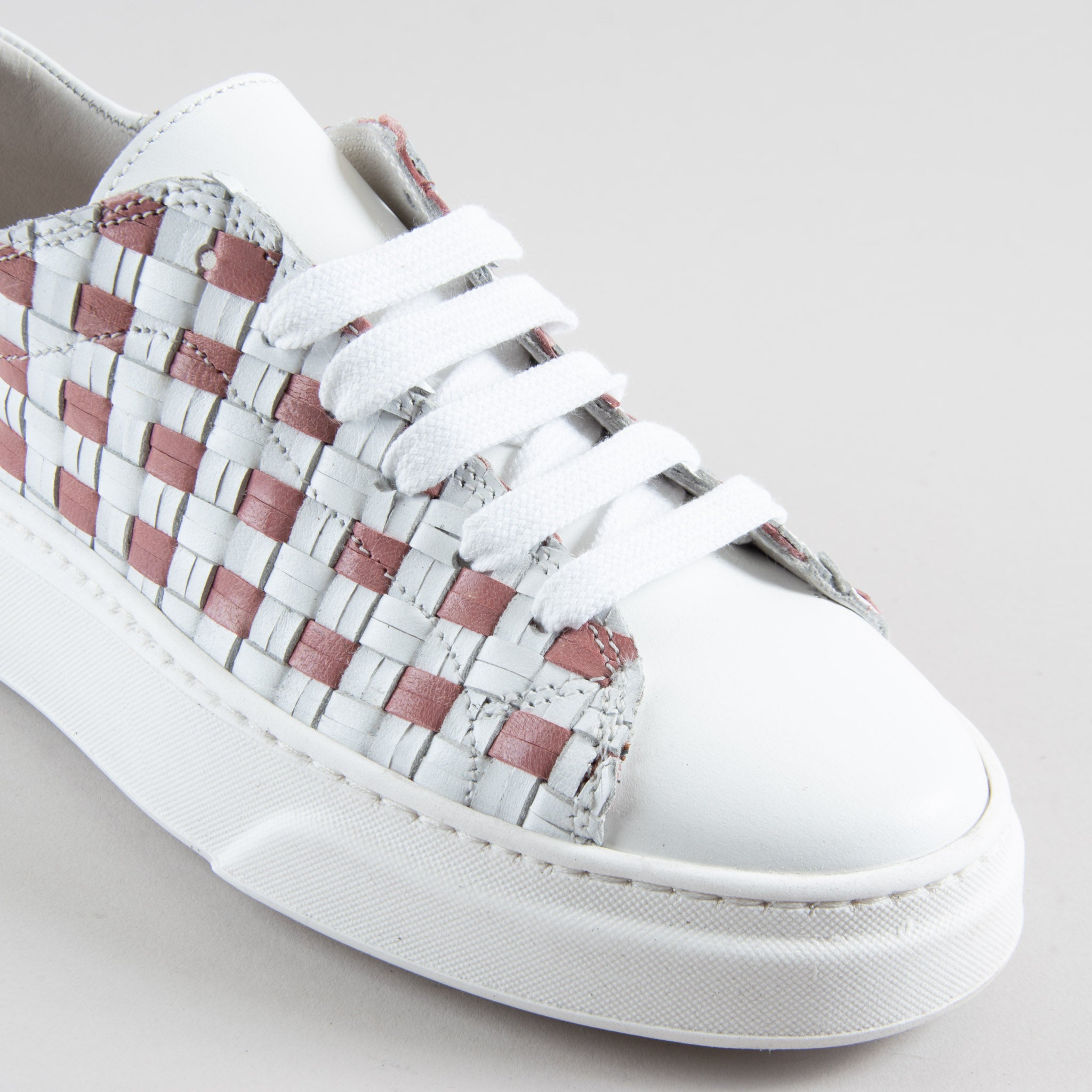 Wholesale women's sneakers by top end fashion brands | Mirta