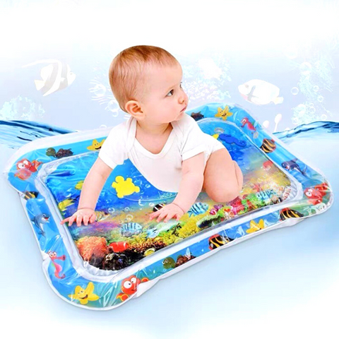bebê brincando no tapete de agua interativo