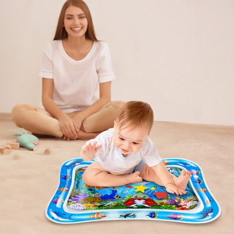 bebê brincando no tapete de agua interativo